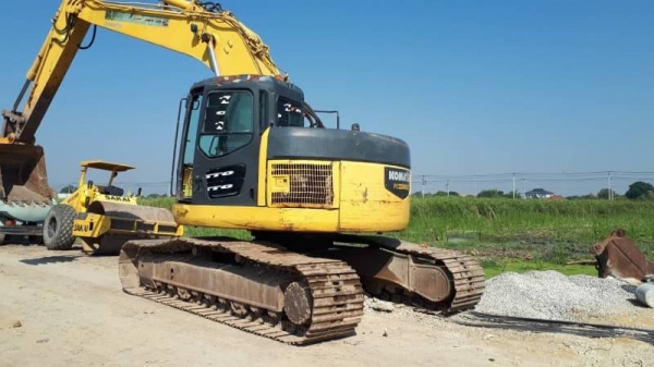 ขาย 795,000 KOMATSU pc 228 USLC พร้อมไลหัวเจาะใส่หัวเจาะได้เลย (ขนาดเท่า 200) สภาพเก่านอก 8,320 ชม.ไฟฟ้าครบ เครื่องดี ปั้มแรง เอวแน่น ช่วงล่างเต็ม เอกสารอินวอยทร์ รถสวยพร้อมใช้ รถอยู่ กทม. 090-772-3710 090-772-3708