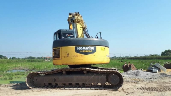 ขาย 795,000 KOMATSU pc 228 USLC พร้อมไลหัวเจาะใส่หัวเจาะได้เลย (ขนาดเท่า 200) สภาพเก่านอก 8,320 ชม.ไฟฟ้าครบ เครื่องดี ปั้มแรง เอวแน่น ช่วงล่างเต็ม เอกสารอินวอยทร์ รถสวยพร้อมใช้ รถอยู่ กทม. 090-772-3710 090-772-3708