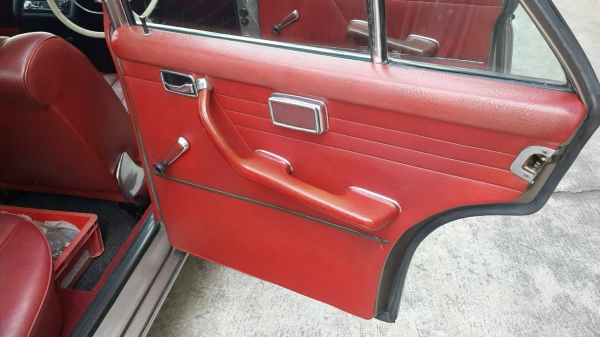 Benz W114/8 รุ่น230 ปี1968