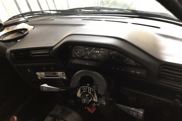 BMW E30 เครื่องM10 เกียร์MTขับปกติ ตอนนี้ตูดกุญแจเสีย แยกอะไหล่ทุกชิ้น