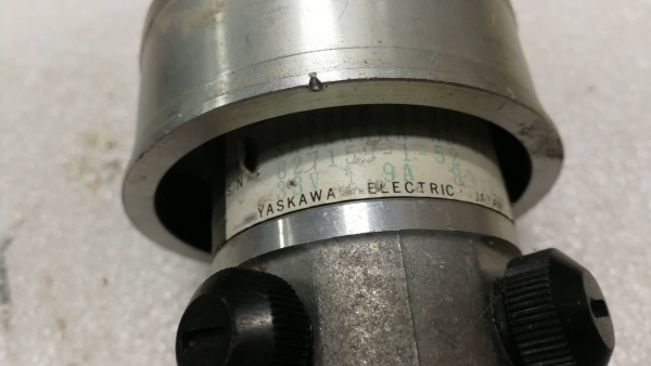 400 บ.ส่งถึงบ้านฟรีโทร 083-2000058 LINE ID: line832923 มอเตอร์DCเซอรโว ยี่ห้อ YASKAWA พร้อมเช็นเซอร์แสงอีกสองตัว ตัวมอเตอร์ต่อไฟ dc 6v. ก็เริ่มหมุนแล้ว