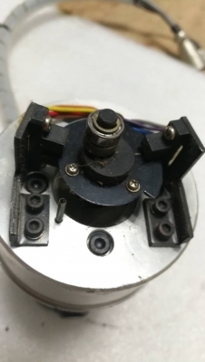 400 บ.ส่งถึงบ้านฟรีโทร 083-2000058 LINE ID: line832923 มอเตอร์DCเซอรโว ยี่ห้อ YASKAWA พร้อมเช็นเซอร์แสงอีกสองตัว ตัวมอเตอร์ต่อไฟ dc 6v. ก็เริ่มหมุนแล้ว