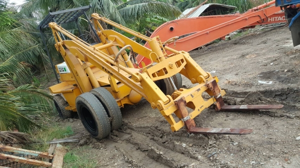 ขายรถตัก TCM &ndash;SD25Z6 เครื่องยนต์  ISUZU  มี6สูบ  รุ่นใหม่แกะกล่อง  มาพร้อมงาและบุ้งกี๋ ใช้งานได้เอนกประสงค์  เช่นตักข้าว ตักมันแห้ง มันสด ตักปาล์ม ตักยางพารา รถเก่านอก สภาพสวยตามรูปขายถูก  265,000 บาท