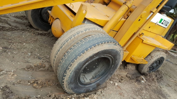 ขายรถตัก TCM &ndash;SD25Z6 เครื่องยนต์  ISUZU  มี6สูบ  รุ่นใหม่แกะกล่อง  มาพร้อมงาและบุ้งกี๋ ใช้งานได้เอนกประสงค์  เช่นตักข้าว ตักมันแห้ง มันสด ตักปาล์ม ตักยางพารา รถเก่านอก สภาพสวยตามรูปขายถูก  265,000 บาท