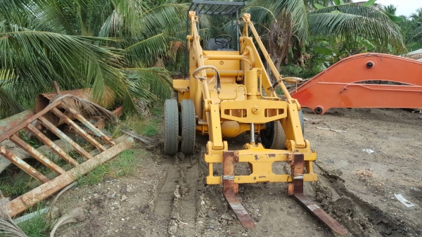 ขายรถตัก TCM &ndash;SD25Z6 เครื่องยนต์  ISUZU  มี6สูบ  รุ่นใหม่แกะกล่อง  มาพร้อมงาและบุ้งกี๋ ใช้งานได้เอนกประสงค์  เช่นตักข้าว ตักมันแห้ง มันสด ตักปาล์ม ตักยางพารา รถเก่านอก สภาพสวยตามรูปขายถูก  265,000 บาท