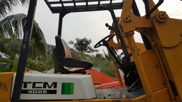 ขายรถตัก TCM &ndash;SD25Z6 เครื่องยนต์  ISUZU  มี6สูบ  รุ่นใหม่แกะกล่อง  มาพร้อมงาและบุ้งกี๋ ใช้งานได้เอนกประสงค์  เช่นตักข้าว ตักมันแห้ง มันสด ตักปาล์ม ตักยางพารา รถเก่านอก สภาพสวยตามรูปขายถูก  265,000 บาท