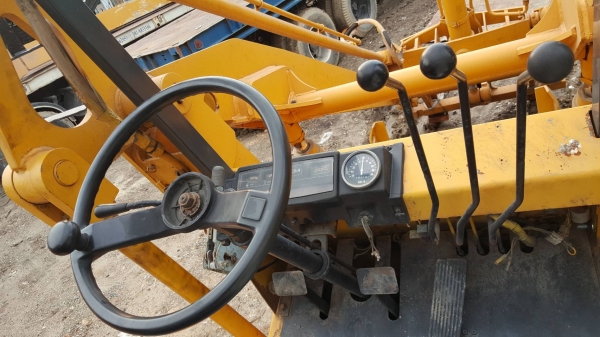 ขายรถตัก TCM &ndash;SD25Z6 เครื่องยนต์  ISUZU  มี6สูบ  รุ่นใหม่แกะกล่อง  มาพร้อมงาและบุ้งกี๋ ใช้งานได้เอนกประสงค์  เช่นตักข้าว ตักมันแห้ง มันสด ตักปาล์ม ตักยางพารา รถเก่านอก สภาพสวยตามรูปขายถูก  265,000 บาท