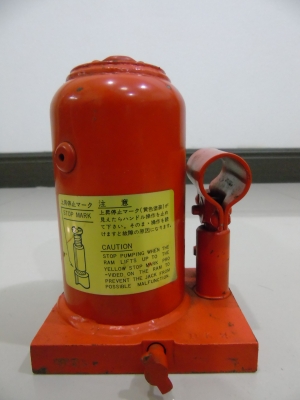 แม่แรงยกรถแบบไฮโดรลิค 4 ตัน Made in Japan สภาพดี