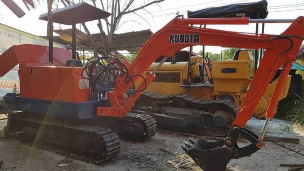 kubota kh33 เครื่องสี่สูบสภาพดี เก่าญี่ปุ่นมีใบอินวอยไม่เคยใช้ในไทย kubota kh33 เครื่องสี่สูบสภาพดี เก่าญี่ปุ่นมีใบอินวอยไม่เคยใช้ในไทย