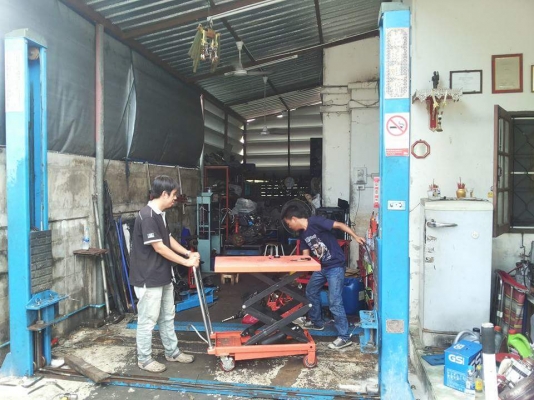 ขายลิฟท์ยกรถยนต์  คานล่าง2.5 ตัน มือสอง