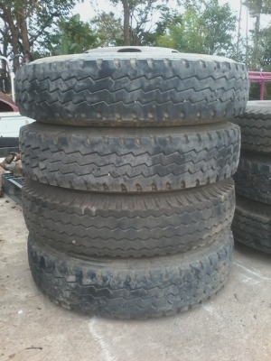 ขายยางมือสอง ขนาด8.25r  ใช้กับรถ6ล้อหรือรถอื่นๆ ที่ใช้สำหรับบรรทุก  สภาพหน้ายาง50\%-80\% ขายราคาถูก พร้อมกระทะมี 8 รู ขายถูก