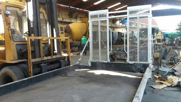 กระบะพื้นเรียบพร้อมชุดบันได