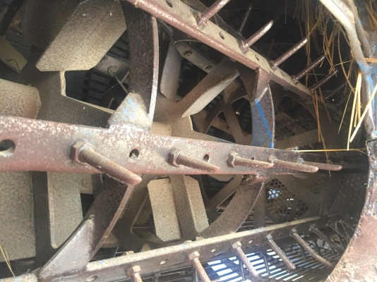 รถนวดข้าว พร้อมเครื่องยนต์ 6 สูบ