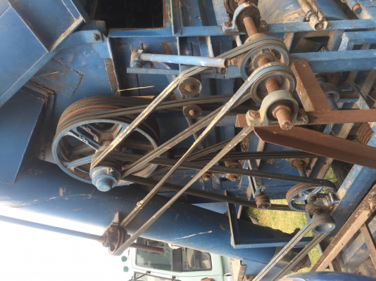 รถนวดข้าว พร้อมเครื่องยนต์ 6 สูบ