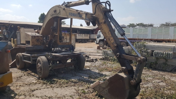 ขาย แบคโฮล้อยาง KOMATSU HW60 ขับเคลื่อนเพลาเดียว ทำงานช้าหน่อยต้องเช็คปั้มไฮดรอริค ราคาต่อรองได้