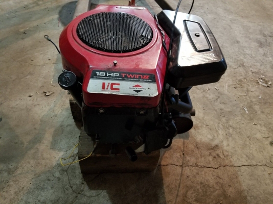 ขายเครื่องBRIGGS&amp;STRATTONรถตัดหญ้า 18 HP เก่านอกสวย