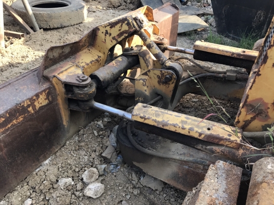 ขายรถแทรกเตอร์ KOMATSU D20-5 ราคา.170000 ต่อรอง ตีนเป็ด เกียร์ตัด ผานดันระบบปรับ 4 ทิศทาง เฟรมสวย เครื่อง ปั้ม แรง รถพร้อมใช้งาน สนใจโทร 081-3531946 ต่อ.บางนา &amp; ID-LINE รถอยู่ ราชบุรี