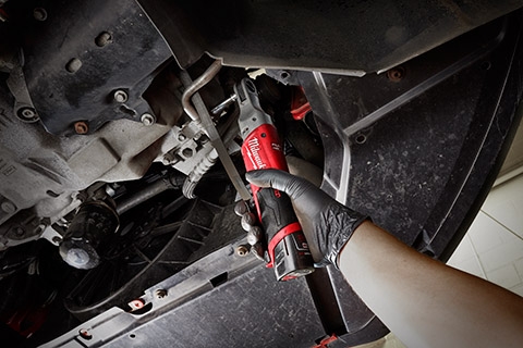 บล็อกก๊อกแก๊กไฟฟ้าไร้สายสำหรับไขในที่แคบเช่นในห้องเครื่องรถ Milwaukee M12 2558-20หัวบล๊อกขนาดทั่วไป1