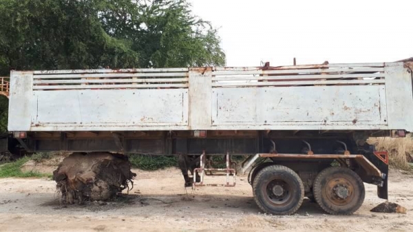 ขาย 225,000 เซมิดั้ม 2 เพลา ยาว 8.50 ม คัชซีสวย พื้นดั้มดี แต่เท้าช้างขาพับตัองดัดเพราะดินทรุด ต่ออู่พระลาน เอกสารเล่มทะเบียนชุดโอนครบ หางดั้มอยู่ สระบุรี 090-772-3710 090-772-3708