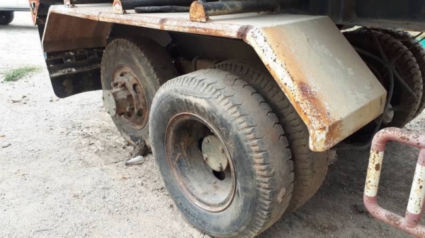 ขาย 225,000 เซมิดั้ม 2 เพลา ยาว 8.50 ม คัชซีสวย พื้นดั้มดี แต่เท้าช้างขาพับตัองดัดเพราะดินทรุด ต่ออู่พระลาน เอกสารเล่มทะเบียนชุดโอนครบ หางดั้มอยู่ สระบุรี 090-772-3710 090-772-3708