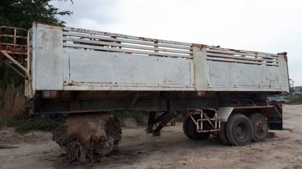 ขาย 225,000 เซมิดั้ม 2 เพลา ยาว 8.50 ม คัชซีสวย พื้นดั้มดี แต่เท้าช้างขาพับตัองดัดเพราะดินทรุด ต่ออู่พระลาน เอกสารเล่มทะเบียนชุดโอนครบ หางดั้มอยู่ สระบุรี 090-772-3710 090-772-3708