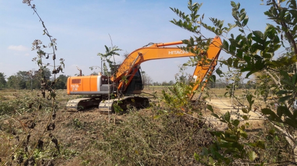 Zx200-3 รถขุด Hitachi  10000ชั่วโมงกว่า เอกสารเล่ม  ช่วงล่างเต็มรถสวยจริงราคา1.75ล้าน สนใจสอบถามได้ที่ ☎ 081-989-1989 + ID LINE : rangrayong หรั่งครับ