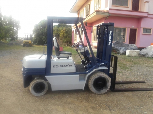 ขายรถยก KOMATSU FG25-11 เครื่องเบนซิน H20 เกียร์ธรรมดา ยางตันหน้าหลัง เสาสูง 3 เมตร ยกได้ 2.5 ตัน ติดต่อ 098-7962549