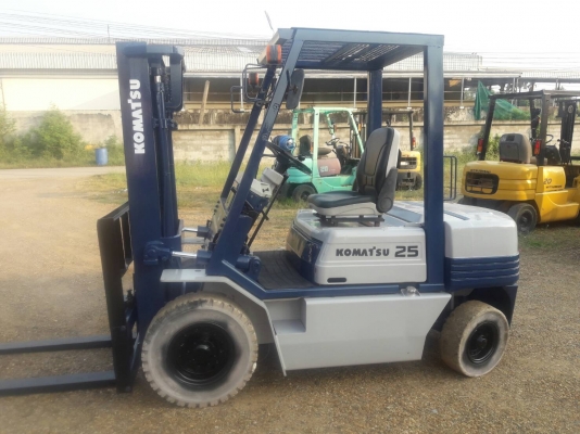 ขายรถยก KOMATSU FG25-11 เครื่องเบนซิน H20 เกียร์ธรรมดา ยางตันหน้าหลัง เสาสูง 3 เมตร ยกได้ 2.5 ตัน ติดต่อ 098-7962549