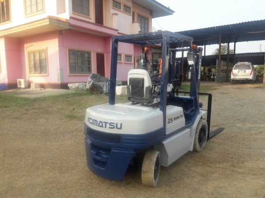 ขายรถยก KOMATSU FG25-11 เครื่องเบนซิน H20 เกียร์ธรรมดา ยางตันหน้าหลัง เสาสูง 3 เมตร ยกได้ 2.5 ตัน ติดต่อ 098-7962549