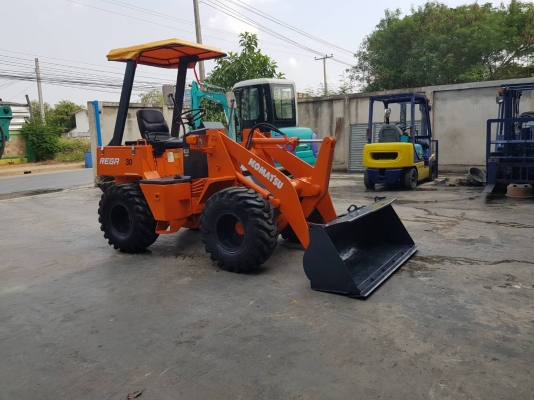 KOMATSU รุ่น wa 30-2 เครื่องยนต์โคมัสสุ 3D 84 เก่าญี่ปุ่นแท้ไม่เคยใช้งานในไทย ระบบเกียร์ 3 เกียร์เดินหน้า 3 เกียร์ถอยหลัง ระบบคอนโทรลเดี่ยว ขับเคลื่อน 4 ล้อ full Time พร้อมใช้งาน มีบุ้งกี่ขนาด 0.3 คิว ชั่วโมงการใช้งาน 1,000 ชม.ราคา385,000บาท สนใจติดต่อเบอ