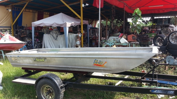 เรืออลูท้องแบน ขนาด 12 ฟุต เก่าญี่ปุ่น สภาพสวย ไม่รวมเทลเลอร์
