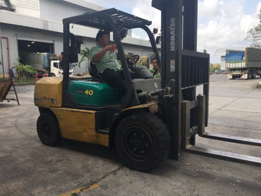รถฟอร์คลิฟท์ Komatsu ดีเซล 4 ตัน เสาสูง 5 เมตร รถพร้อมใช้งาน (มีคลิปกการทำงาน)