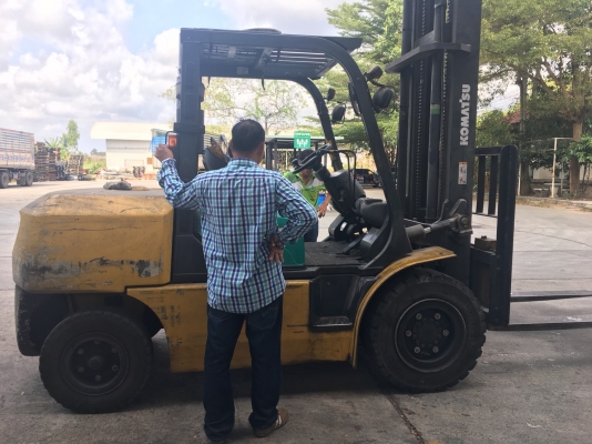 รถฟอร์คลิฟท์ Komatsu ดีเซล 4 ตัน เสาสูง 5 เมตร รถพร้อมใช้งาน (มีคลิปกการทำงาน)