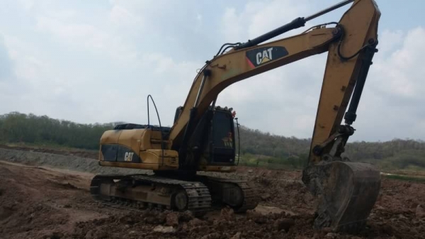 ขาย 1,090,000 CAT 315 DLทำงาน 13,000 ชม. ไฟฟ้าครบ เครื่องแรง ปั้มแรง เอวแน่น ช่วงล่างโซ่หนา รอนเลอร์มีแตกบ้าง เอกสารอินวอยทร์  รถอยู่ สระบุรี 090-772-3710 090-772-3708