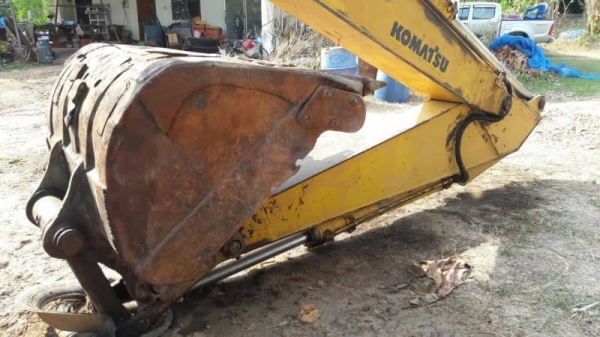 ขาย 480,000 KOMATSU pc 200-5 ซีเรียลสูง S/N 67909 คอลโทลสั้น เครื่องดี ปั้มแรง ไฟฟ้าครบ เอวแน่น ช่วงล่างเต็ม แต่ต้องปะเฟรมนิดหน่อย  รถอยู่ สุรินทร์ 090-772-3710 090-772-3708