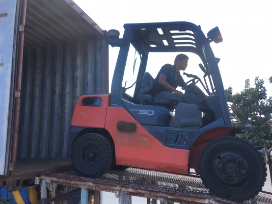 ขายรถโฟลคลิฟท์ TOYOTA  8FD30  ดีเซล คลัตช์น้ำมัน , เสายกสูง 5 เมตร , เครื่องยนต์ดีเซล 2Z ,งาปรับคว่ำหงาย ,  รถนำเข้าแท้จากญี่ปุ่น 100\%  ( รถไม่เคยใช้งานในเมืองไทย นำเข้าจากญี่ปุ่น )