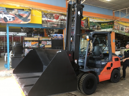 ขายรถโฟลคลิฟท์ TOYOTA  8FD30  ดีเซล คลัตช์น้ำมัน , เสายกสูง 5 เมตร , เครื่องยนต์ดีเซล 2Z ,งาปรับคว่ำหงาย ,  รถนำเข้าแท้จากญี่ปุ่น 100\%  ( รถไม่เคยใช้งานในเมืองไทย นำเข้าจากญี่ปุ่น )