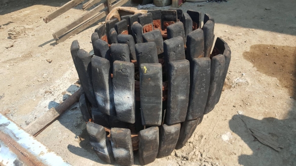 ขายด่วน///แทรคเหล็ก มาพร้อมกับก๊อบยางใช้สำหรับรถขุด ไซค์ 20-30 และได้อีกหลายรุ่น  ไม่ว่าจะงานถนนหรือดินใช้ได้สะดวก ขายราคาถูก 32,000 บาท