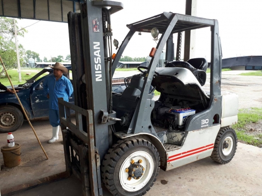 รถยกนิสสัน 3 ตัน เสาสูง 4.75 เมตรเข้าตู้ แผงงาสไลด์ เครื่องดีเซล เกีบร์ออโต้