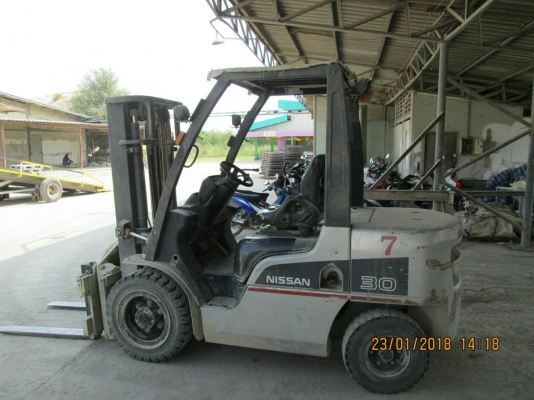 รถยกนิสสัน 3 ตัน เสาสูงสามเมตร เครื่องดีเซล เกีลร์ออโต้