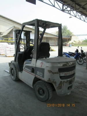 รถยกนิสสัน 3 ตัน เสาสูงสามเมตร เครื่องดีเซล เกีลร์ออโต้