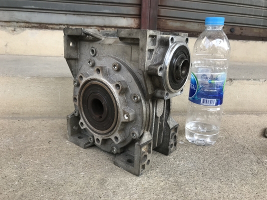 ขายหัวเกียร์ทดรอบแบบเพลาสวม Varvel made in Italy อัตราทด 1:15 สภาพสวย หมุนนิ่ม พร้อมใช้งาน