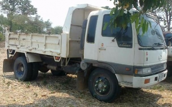 HINO KL 195 HP HO7D หกล้อดั๊มพ์ ช่วงล่างคัชซีใหญ่สวย ยาง 8.25 ขอบ 20 สภาพดีพร้อมบรรทุกพร้อมใช้งาน เครื่องแห้งแรงดีไม่เยิ้ม หัวเก๋งสมอเงินสีบางเดิม ภายในคอนโซลสวยครบ แอร์เย็น พวงมาลัยเพาเวอร์ เบรคทริ๊ปฟี้ เอกสารทะเบียนครบพร้อมโอน ราคาต่อรองได้ครับ