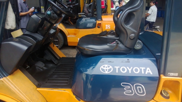 รถยกโตโยต้ารุ่น 7 น้ำหนักยก 3 ตัน เสาสูง 5 เมตร เครื่องดีเซล เกียร์ออโต้ รถยกโตโยต้ารุ่น 7 น้ำหนักยก 3 ตัน เสาสูง 5 เมตร เครื่องดีเซล เกียร์ออโต้