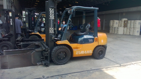 รถยกโตโยต้ารุ่น 7 น้ำหนักยก 3 ตัน เสาสูง 5 เมตร เครื่องดีเซล เกียร์ออโต้