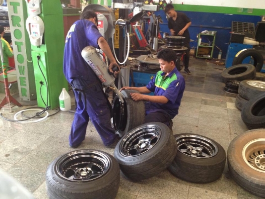 ขายล้อแม็ก AAW work emotion cr 01ขอบ 15 4รู100/114 พร้อมยาง ถูกๆๆ