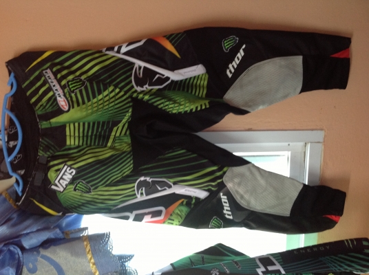 ขายชุดแข่ง thorกางเกง32 เสื้อm ราคา3900พร้อมส่ง โทร0824689200