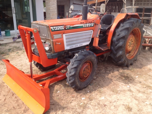 ขายด่วน Kubota L3202DT 4WD + ใบมีดดันหน้าใหม่