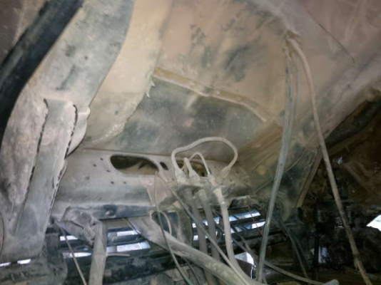 รถอิซูซุ 10 ล้อดั๊ม 240 แรงม้า ปี 36  ( ขาวทำฟ้า ) สนใจติต่อ 081 - 6079515