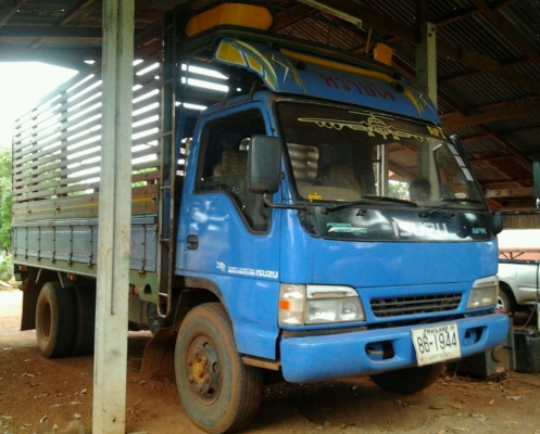 ISUZU NPR เครื่อง 175 HP 6BG1 ปี 47 หัวการ์ตูนตาหวาน กระบะเหล็กคอกไม้ทรงสูงยาว 4.50 เมตรสภาพสุดสวย เครื่องแน่นแรงดีฝาส้มไม่มีเยิ้ม ลงเล่มครบถูกต้อง หัวเก๋งตาหวานภายในสวยครบพร้อม แอร์เย็น พวงมาลัยเพาเวอร์ เบรคทริ๊ปฟี้ ช่วงล่างใหญ่ F หน้าหลังครบ เอกสารทะเบี